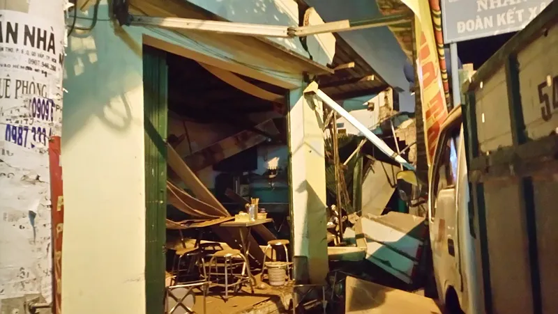 Xe tải mất lái, tông sập một quán phở ảnh 2